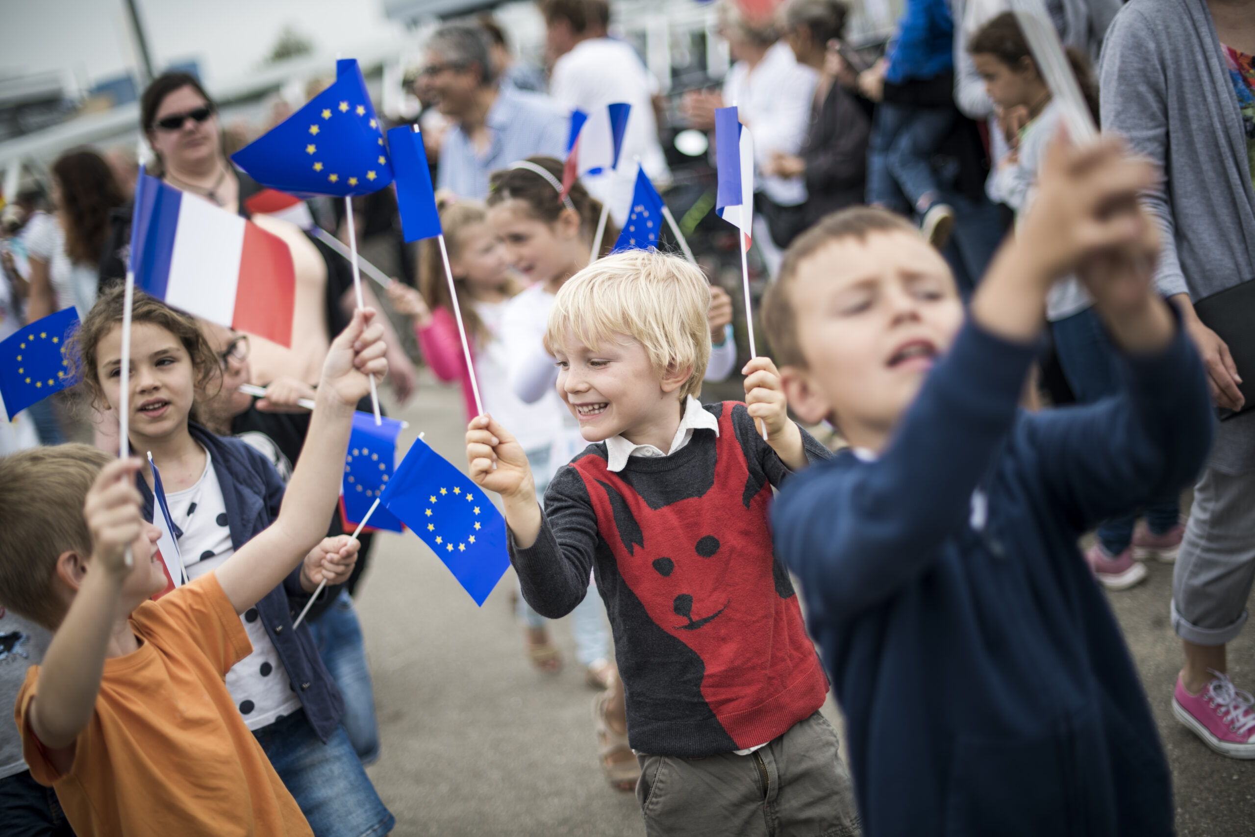 Kinder schwenken Europafahnen bei der Eröffnung des Rheinübergangs