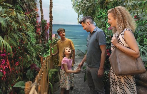 Eine Familie besucht das Besucherzentrum von World of Living.