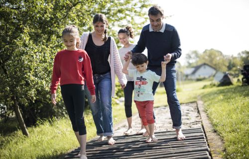 Eine Familie testet den Barfußpfad.