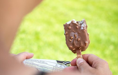 Ein Kind von hinten mit einem Eis in der Hand